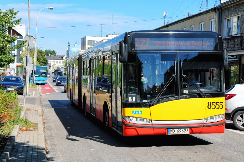 autobus 727 na ulicy kosciuszki w piasecznie